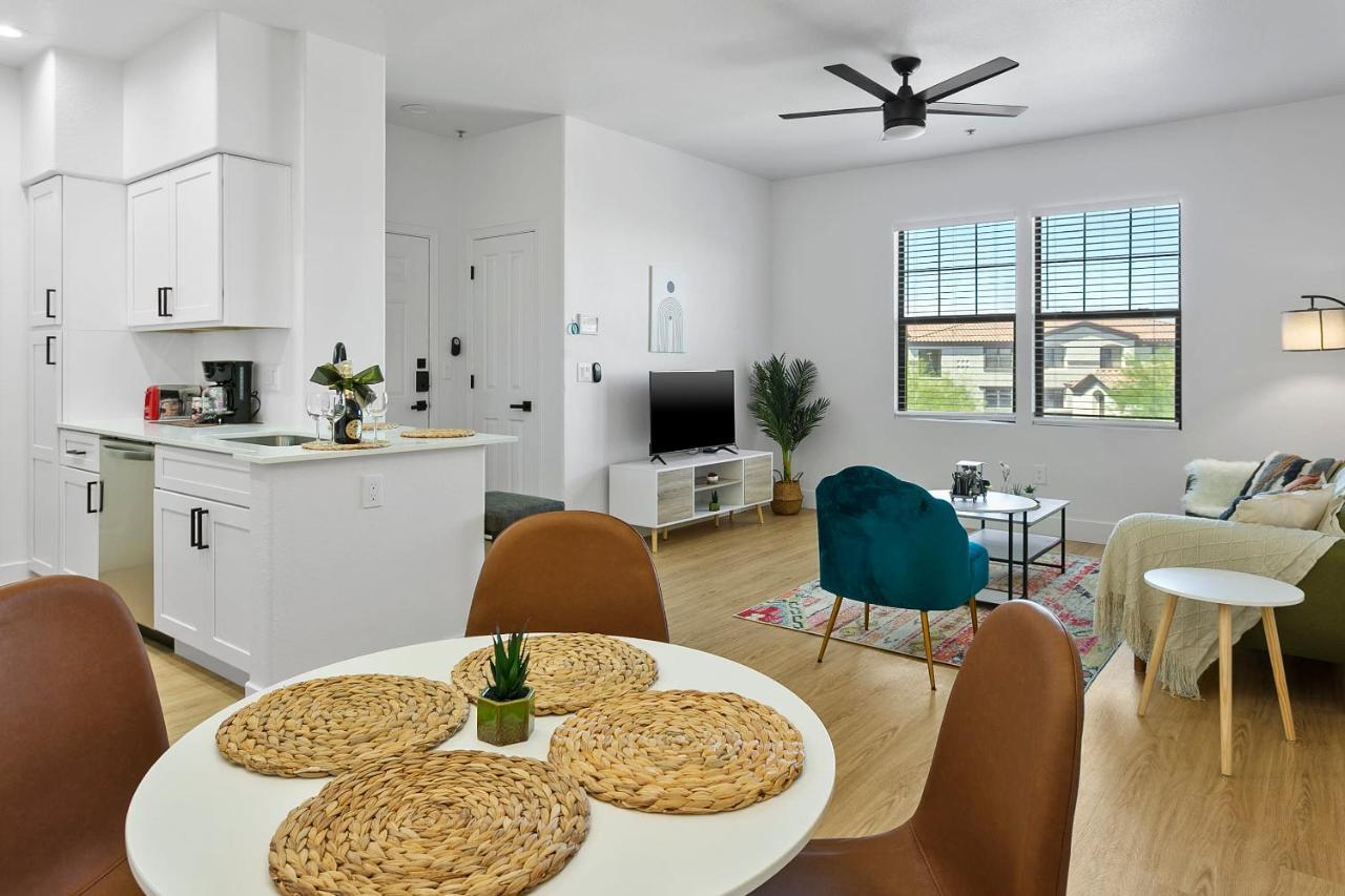 Cozysuites Glendale By The Stadium With Pool 01 Exterior photo